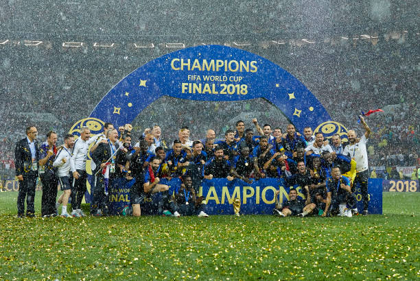 生命高于一切，埃弗顿球员前往安菲尔德为若塔兄弟献花.